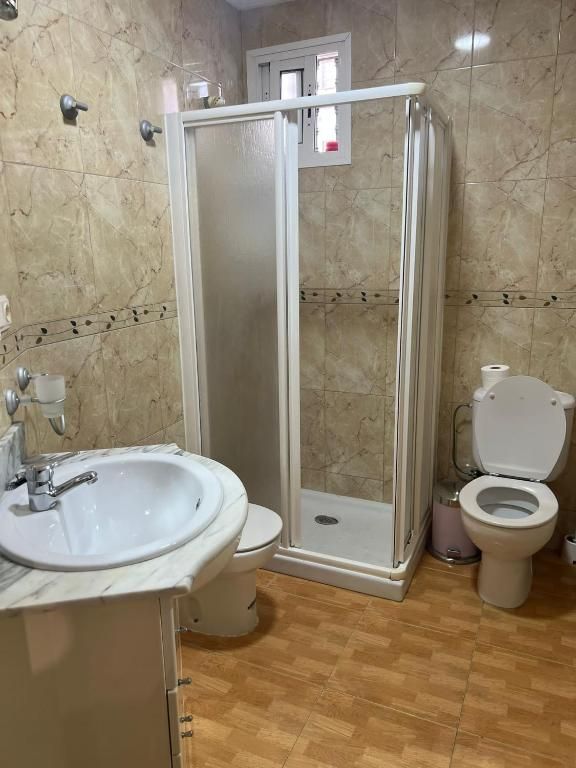 Baño con mampara de ducha, Apartamento Guadalora