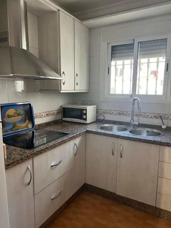 Cocina con vitrocerámica y microondas, Apartamento Guadalora