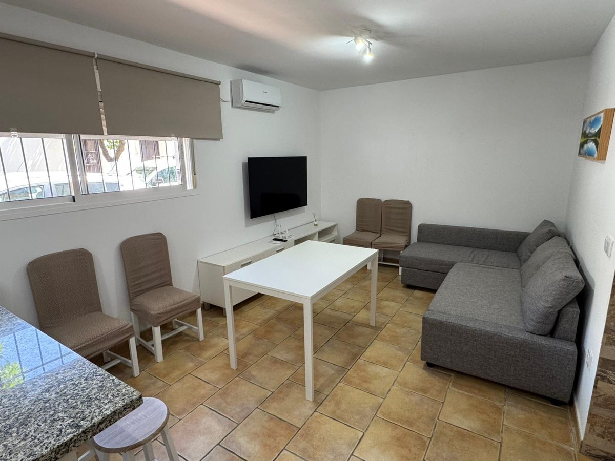 Salón del Apartamento Velázquez, con sofá chaise longue y aire acondicionado